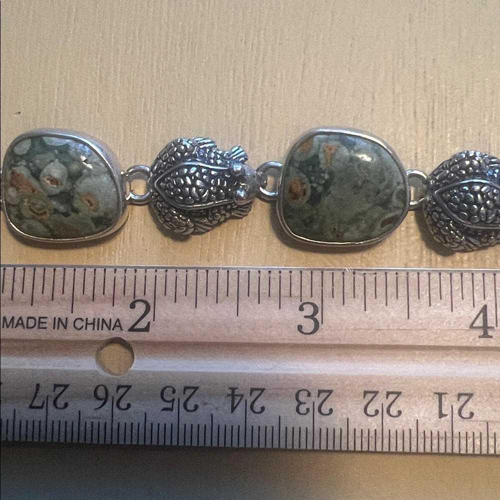 Elegant Silver and green Stone Bracelet with Frogs - Picture 3 of 5